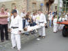 F�r den Fall der F�lle waren die Sanit�ter sofort zur Stelle (hier wird Alex abtransportiert).