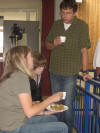 Die G�ste �bten sich derweil in Kaffee trinken, Kuchen essen und gepflegter Konversation...