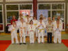 Die Gladenbacher Judoka: Hinten: Sarah Luisa Pitz, Matthis Kuhl, Juri Kapanizki, Philipp Michel, Alex Kapanizki, Paul Hendrik Culmsee, Jan-Luca Denkmann, Jana Schwarz. Vorne: Tim Renz, Nick Mehner, Katrin Kapanizki, Niklas Kaletsch, Simeon Burk, Nils Renz. Es fehlt: Friedrich Debus.