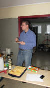 Auch Dirk probierte die k�stlichen Kuchen.