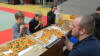 Wie ausgehungerte W�lfe ging es �ber das Essen her.