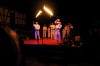 Feuershow: Elo, Dirk und Thomas bereiten das Feuer vor.