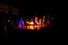 W�rmende Fall�bung �ber das Feuer.